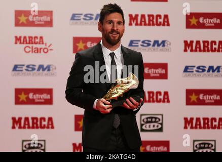 Lionel Messi erhält am 24. November 2017 seinen vierten Golden Boot Award, weil er in der letzten Saison alle europäischen Ligen in der Gesamtwertung geführt hat. Es war sein vierter Preis, der Cristiano Ronaldo als Rekordhalter erreichte; Messi gewann den Preis mit 37 Toren in der spanischen Liga in der Saison 2016-17 (Foto von Urbanandsport/NurPhoto) Stockfoto