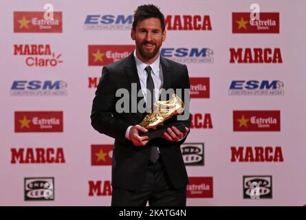 Lionel Messi erhält am 24. November 2017 seinen vierten Golden Boot Award, weil er in der letzten Saison alle europäischen Ligen in der Gesamtwertung geführt hat. Es war sein vierter Preis, der Cristiano Ronaldo als Rekordhalter erreichte; Messi gewann den Preis mit 37 Toren in der spanischen Liga in der Saison 2016-17 (Foto by Urbanandsport/NurPhoto) Stockfoto