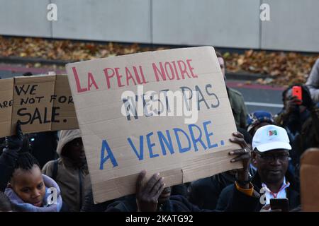 Ein Protestler hält während einer Anti-Sklaverei-Demonstration vor der Botschaft von Libyen in London, Großbritannien, am 26. November 2017 ein Schild, um gegen die Menschenrechtsverletzungen in Libyen zu protestieren. (Foto von Alberto Pezzali/NurPhoto) Stockfoto