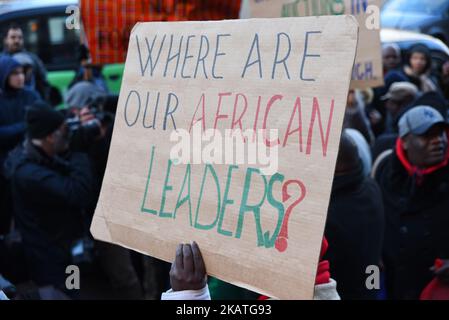 Ein Protestler hält während einer Anti-Sklaverei-Demonstration vor der Botschaft von Libyen in London, Großbritannien, am 26. November 2017 ein Schild, um gegen die Menschenrechtsverletzungen in Libyen zu protestieren. (Foto von Alberto Pezzali/NurPhoto) Stockfoto