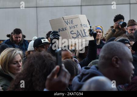 Ein Protestler hält während einer Anti-Sklaverei-Demonstration vor der Botschaft von Libyen in London, Großbritannien, am 26. November 2017 ein Schild, um gegen die Menschenrechtsverletzungen in Libyen zu protestieren. (Foto von Alberto Pezzali/NurPhoto) Stockfoto