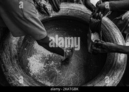 Rohingya-Flüchtlinge erhalten Nahrung vom Verteilungspunkt der türkischen Hilfsorganisation TIKA im Flüchtlingslager Jamboli in der Nähe von Cox's Bazar, Bangladesch, 25. November 2017. (Foto von Szymon Barylski/NurPhoto) Stockfoto