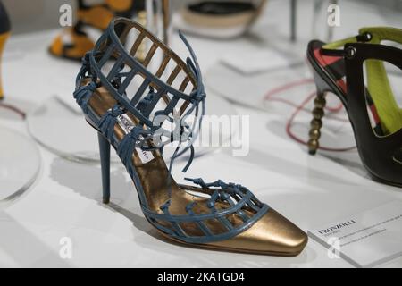 Blick auf eine Kreation des spanischen Designers Manolo Blahnik während der Ausstellung „die Kunst der Schuhe“, die der Künstler selbst im Museum für Dekorative Künste in Madrid, Spanien, am 27. November 2017 präsentierte. Die Ausstellung mit rund 200 von Blahnik über einen Zeitraum von 45 Jahren geschaffenen Schuhen ist vom 28. November bis zum 8. März 2018 für Besucher geöffnet. (Foto von Oscar Gonzalez/NurPhoto) Stockfoto