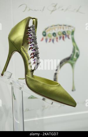 Blick auf eine Kreation des spanischen Designers Manolo Blahnik während der Ausstellung „die Kunst der Schuhe“, die der Künstler selbst im Museum für Dekorative Künste in Madrid, Spanien, am 27. November 2017 präsentierte. Die Ausstellung mit rund 200 von Blahnik über einen Zeitraum von 45 Jahren geschaffenen Schuhen ist vom 28. November bis zum 8. März 2018 für Besucher geöffnet. (Foto von Oscar Gonzalez/NurPhoto) Stockfoto