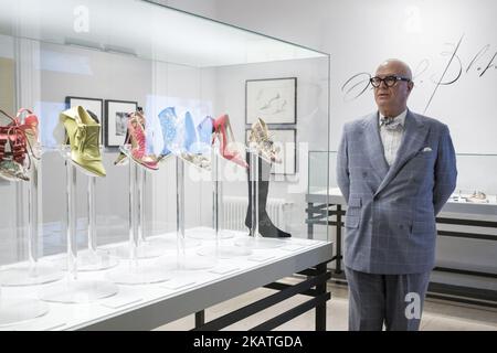 Der spanische Designer Manolo Blahnik posiert während der Ausstellung „die Kunst der Schuhe“, die der Künstler selbst am 27. November 2017 im Museum für Dekorative Künste in Madrid, Spanien, präsentierte. (Foto von Oscar Gonzalez/NurPhoto) Stockfoto