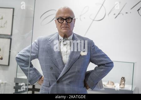 Der spanische Designer Manolo Blahnik posiert während der Ausstellung „die Kunst der Schuhe“, die der Künstler selbst am 27. November 2017 im Museum für Dekorative Künste in Madrid, Spanien, präsentierte. (Foto von Oscar Gonzalez/NurPhoto) Stockfoto