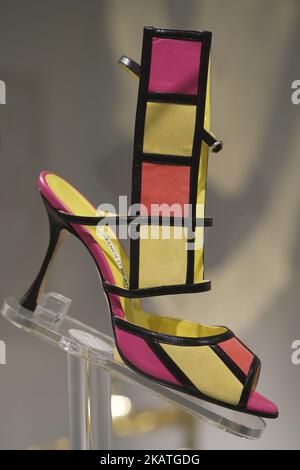 Blick auf eine Kreation des spanischen Designers Manolo Blahnik während der Ausstellung „die Kunst der Schuhe“, die der Künstler selbst im Museum für Dekorative Künste in Madrid, Spanien, am 27. November 2017 präsentierte. Die Ausstellung mit rund 200 von Blahnik über einen Zeitraum von 45 Jahren geschaffenen Schuhen ist vom 28. November bis zum 8. März 2018 für Besucher geöffnet. (Foto von Oscar Gonzalez/NurPhoto) Stockfoto