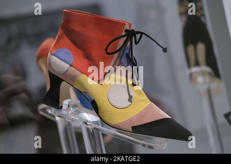 Blick auf eine Kreation des spanischen Designers Manolo Blahnik während der Ausstellung „die Kunst der Schuhe“, die der Künstler selbst im Museum für Dekorative Künste in Madrid, Spanien, am 27. November 2017 präsentierte. Die Ausstellung mit rund 200 von Blahnik über einen Zeitraum von 45 Jahren geschaffenen Schuhen ist vom 28. November bis zum 8. März 2018 für Besucher geöffnet. (Foto von Oscar Gonzalez/NurPhoto) Stockfoto