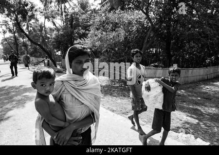 Eine neu eingetroffenen Familie von Rohingya-Flüchtlingen, nachdem sie in Shah Porir Dwip in der Nähe von Cox's Bazar, Bangladesch, angekommen war, 23. November 2017. (Foto von Szymon Barylski/NurPhoto) Stockfoto