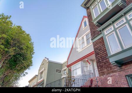 Häuser in der Nachbarschaft von San Francisco, Kalifornien. In der Mitte befindet sich ein Haus mit Geländern vorne neben dem Haus rechts mit Stockfoto