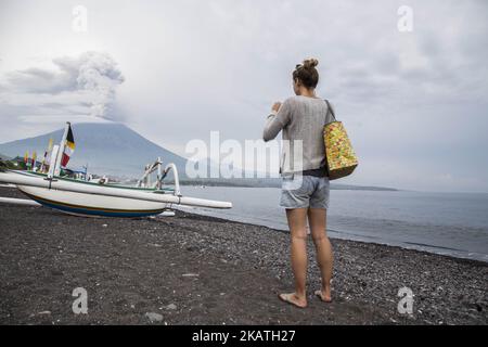 Bürger evakuieren und machen sich auf den Ausbruch des Mount Agung in Bali, Karang ASEM, Indonesien, am 28. November 2017 gefasst. Seit dem Anstieg auf Stufe 4, der höchsten Statuswarnung, ist der Ausbruch des Mount Agung bereits in einigen Gebieten von Bali mit Asche bedeckt, die Schließung des Flughafens und insgesamt 38 Tausende von Flüchtlingen. Kalte Larve traf auch einen Fluss in der Nähe von karang asem, was dem Fluss braune Farbe und einen starken Schwefelgeruch gab. (Foto von Donal Husni/NurPhoto) Stockfoto