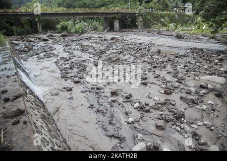 Bürger evakuieren und machen sich auf den Ausbruch des Mount Agung in Bali, Karang ASEM, Indonesien, am 28. November 2017 gefasst. Seit dem Anstieg auf Stufe 4, der höchsten Statuswarnung, ist der Ausbruch des Mount Agung bereits in einigen Gebieten von Bali mit Asche bedeckt, die Schließung des Flughafens und insgesamt 38 Tausende von Flüchtlingen. Kalte Larve traf auch einen Fluss in der Nähe von karang asem, was dem Fluss braune Farbe und einen starken Schwefelgeruch gab. (Foto von Donal Husni/NurPhoto) Stockfoto