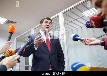 Roman Nasirov, Chef des staatlichen Finanzdienstes der Ukraine, spricht am 27. November 2017 in einem Gerichtssaal in Kiew mit den Medien. Schewchenkivskiy Amtsgericht Kiew beschlossen, über die Verdienste der Fall Nasirov zu hören. Roman Nasirov, der Leiter des Staatlichen Finanzdienstes der Ukraine, wurde am 3. März 2017 festgenommen und wegen Machtmissbrauchs wegen angeblicher Unterschlagung von rund 75 Millionen US-Dollar angeklagt. (Foto von Sergii Chartschenko/NurPhoto) Stockfoto