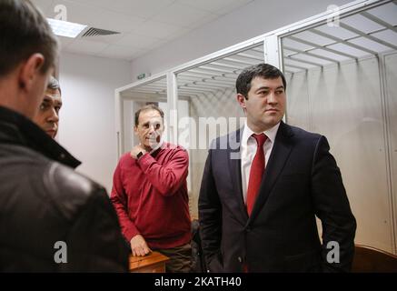 Roman Nasirov (R), Chef des staatlichen Finanzdienstes der Ukraine, spricht am 27. November 2017 in einem Gerichtssaal in Kiew, Ukraine, mit seinem Anwalt. Schewchenkivskiy Amtsgericht Kiew beschlossen, über die Verdienste der Fall Nasirov zu hören. Roman Nasirov, der Leiter des Staatlichen Finanzdienstes der Ukraine, wurde am 3. März 2017 festgenommen und wegen Machtmissbrauchs wegen angeblicher Unterschlagung von rund 75 Millionen US-Dollar angeklagt. (Foto von Sergii Chartschenko/NurPhoto) Stockfoto