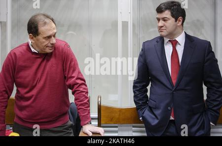 Roman Nasirov (R), Chef des staatlichen Finanzdienstes der Ukraine, spricht am 27. November 2017 in einem Gerichtssaal in Kiew, Ukraine, mit seinem Anwalt. Schewchenkivskiy Amtsgericht Kiew beschlossen, über die Verdienste der Fall Nasirov zu hören. Roman Nasirov, der Leiter des Staatlichen Finanzdienstes der Ukraine, wurde am 3. März 2017 festgenommen und wegen Machtmissbrauchs wegen angeblicher Unterschlagung von rund 75 Millionen US-Dollar angeklagt. (Foto von Sergii Chartschenko/NurPhoto) Stockfoto