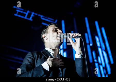 Theo Hutchcraft vom englischen Synth-Pop-Duo Hurts tritt am 28. November 2017 live bei Fabrique in Mailand, Italien, auf. (Foto von Roberto Finizio/NurPhoto) Stockfoto