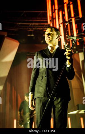 Theo Hutchcraft vom englischen Synth-Pop-Duo Hurts tritt am 28. November 2017 live bei Fabrique in Mailand, Italien, auf. (Foto von Roberto Finizio/NurPhoto) Stockfoto