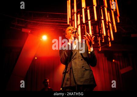 Theo Hutchcraft vom englischen Synth-Pop-Duo Hurts tritt am 28. November 2017 live bei Fabrique in Mailand, Italien, auf. (Foto von Roberto Finizio/NurPhoto) Stockfoto