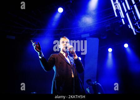 Theo Hutchcraft vom englischen Synth-Pop-Duo Hurts tritt am 28. November 2017 live bei Fabrique in Mailand, Italien, auf. (Foto von Roberto Finizio/NurPhoto) Stockfoto