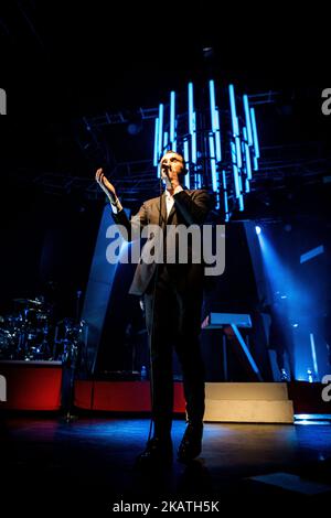 Theo Hutchcraft vom englischen Synth-Pop-Duo Hurts tritt am 28. November 2017 live bei Fabrique in Mailand, Italien, auf. (Foto von Roberto Finizio/NurPhoto) Stockfoto