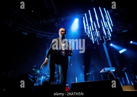 Theo Hutchcraft vom englischen Synth-Pop-Duo Hurts tritt am 28. November 2017 live bei Fabrique in Mailand, Italien, auf. (Foto von Roberto Finizio/NurPhoto) Stockfoto