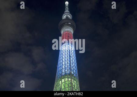 Der Tokyo Skytree wird in den fünf Farben beleuchtet, die die Olympischen Ringe in der Nacht vom 29. November 2017 in Blau, Gelb, Schwarz, Grün und Rot darstellen, um 1.000 Tage vor der Eröffnungszeremonie der Paralympics 2020 zu markieren. (Foto von Alessandro Di Ciommo/NurPhoto) Stockfoto