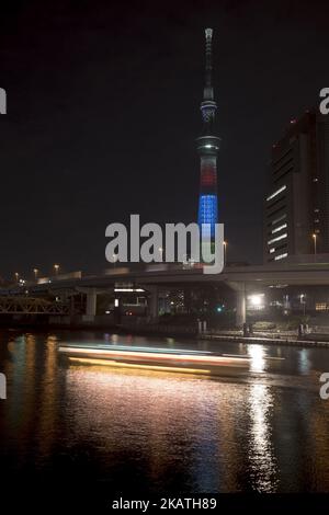 Der Tokyo Skytree wird in den fünf Farben beleuchtet, die die Olympischen Ringe in der Nacht vom 29. November 2017 in Blau, Gelb, Schwarz, Grün und Rot darstellen, um 1.000 Tage vor der Eröffnungszeremonie der Paralympics 2020 zu markieren. (Foto von Alessandro Di Ciommo/NurPhoto) Stockfoto