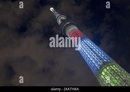 Der Tokyo Skytree wird in den fünf Farben beleuchtet, die die Olympischen Ringe in der Nacht vom 29. November 2017 in Blau, Gelb, Schwarz, Grün und Rot darstellen, um 1.000 Tage vor der Eröffnungszeremonie der Paralympics 2020 zu markieren. (Foto von Alessandro Di Ciommo/NurPhoto) Stockfoto