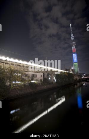 Der Tokyo Skytree wird in den fünf Farben beleuchtet, die die Olympischen Ringe in der Nacht vom 29. November 2017 in Blau, Gelb, Schwarz, Grün und Rot darstellen, um 1.000 Tage vor der Eröffnungszeremonie der Paralympics 2020 zu markieren. (Foto von Alessandro Di Ciommo/NurPhoto) Stockfoto