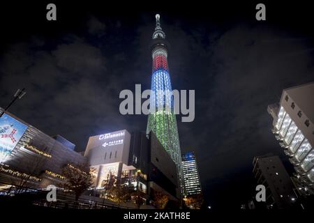 Der Tokyo Skytree wird in den fünf Farben beleuchtet, die die Olympischen Ringe in der Nacht vom 29. November 2017 in Blau, Gelb, Schwarz, Grün und Rot darstellen, um 1.000 Tage vor der Eröffnungszeremonie der Paralympics 2020 zu markieren. (Foto von Alessandro Di Ciommo/NurPhoto) Stockfoto