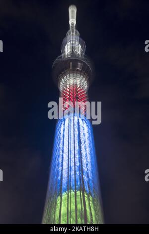 Der Tokyo Skytree wird in den fünf Farben beleuchtet, die die Olympischen Ringe in der Nacht vom 29. November 2017 in Blau, Gelb, Schwarz, Grün und Rot darstellen, um 1.000 Tage vor der Eröffnungszeremonie der Paralympics 2020 zu markieren. (Foto von Alessandro Di Ciommo/NurPhoto) Stockfoto