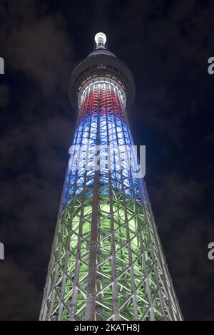 Der Tokyo Skytree wird in den fünf Farben beleuchtet, die die Olympischen Ringe in der Nacht vom 29. November 2017 in Blau, Gelb, Schwarz, Grün und Rot darstellen, um 1.000 Tage vor der Eröffnungszeremonie der Paralympics 2020 zu markieren. (Foto von Alessandro Di Ciommo/NurPhoto) Stockfoto