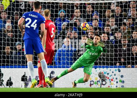 Lukasz Fabianski (1) von Swansea City rettet sich vor dem Chelsea-Verteidiger Gary Cahill (24) während des Premier League-Spiels zwischen Chelsea und Swansea City am 29. November 2017 in Stamford Bridge, London, England. (Foto von Kieran Galvin/NurPhoto) Stockfoto