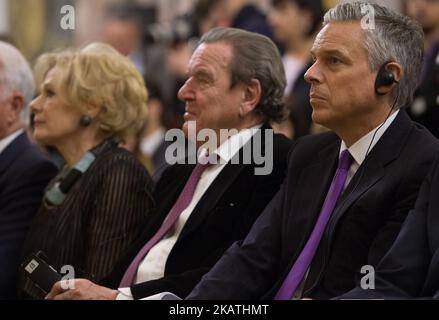 Die amerikanische Künstlerin Susan Swartz, der Vorstandsvorsitzende von Nord Stream 2, der ehemalige deutsche Bundeskanzler Gerhard Schröder und der US-Botschafter in Russland Jon Huntsman Jr. (L-R) nehmen am 28. November 2017 an der Eröffnung der Ausstellung „Persönlicher Weg“ von Susan Swartz' Werken im Staatlichen Russischen Museum in Sankt Petersburg, Russland, Teil. (Foto von Igor Russak/NurPhoto) Stockfoto