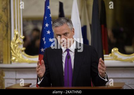 JON Huntsman Jr., US-Botschafter in Russland, spricht am 28. November 2017 zur Eröffnung der Ausstellung „Personal Path“ der amerikanischen Künstlerin Susan Swartz im Staatlichen Russischen Museum in Sankt Petersburg, Russland. (Foto von Igor Russak/NurPhoto) Stockfoto