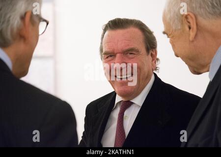 Gerhard Schroeder (C), Vorsitzender des Vorstands von Nord Stream 2, nimmt an der Eröffnung der Ausstellung „Personal Path“ der amerikanischen Künstlerin Susan Swartz Teil, die am 28. November 2017 im Russischen Staatlichen Museum in Sankt Petersburg, Russland, gezeigt wird. (Foto von Igor Russak/NurPhoto) Stockfoto