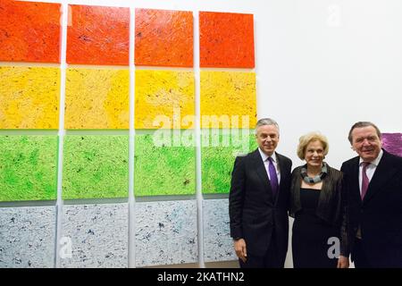 DER US-Botschafter in Russland Jon Huntsman Jr., die amerikanische Künstlerin Susan Swartz und der Vorstandsvorsitzende von Nord Stream 2, der ehemalige deutsche Bundeskanzler Gerhard Schröder (L-R), nehmen am 28. November 2017 an der Eröffnung der Ausstellung „Persönlicher Weg“ von Susan Swartz' Werken im Staatlichen Russischen Museum in Sankt Petersburg, Russland, Teil. (Foto von Igor Russak/NurPhoto) Stockfoto