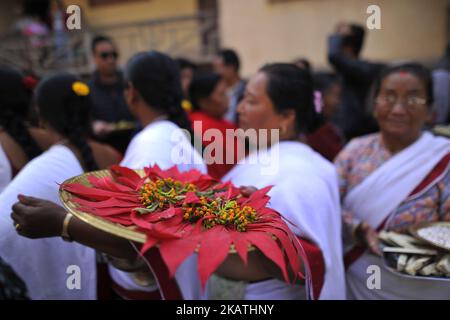 Nepalesische Anhänger kommen an, um während Saat Gaule Jatra in Panga, Kirtipur, Kathmandu, Nepal am Montag, den 27. November, rituelle Puja anzubieten. 2017. Es ist der Teil des berühmten Festivals, das jährlich anlässlich der Ankunft des Winters gefeiert wird. Jatras und Festivals sind Teil des Lebens für die Gemeinde Newar. (Foto von Narayan Maharjan/NurPhoto) Stockfoto