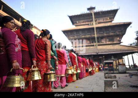 Nepalesische Anhänger kommen am Montag, den 27. November 2017, um während Saat Gaule Jatra in Kirtipur, Kathmandu, Nepal, rituelle Puja anzubieten. Es ist der Teil des berühmten Festivals, das jährlich anlässlich der Ankunft des Winters gefeiert wird. Jatras und Festivals sind Teil des Lebens für die Gemeinde Newar. (Foto von Narayan Maharjan/NurPhoto) Stockfoto