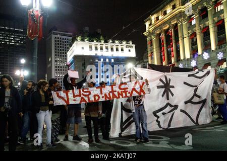 Am 30. November 2017 protestieren Angehörige, Siedler und verschiedene soziale Bewegungen im Zentrum von Sao Paulo, Brasilien, gegen die Entscheidung der Richterin Débora Faitarone, Der in einem am 22. November veröffentlichten Urteil die fünf Militärpolizisten freigesprochen hat, die beschuldigt wurden, am 31. Juli 2014 Alex Dalla Vecchia und Ailton dos Santos ermordet zu haben, wobei er einräumte, dass es eine legitime Verteidigung gab, die die Polizei von allen Anklagepunkten freisprach. Vor drei Jahren wurden Alex und Ailton von Militärpolizisten getötet, nachdem sie ein Gebäude betreten hatten, um zu malen. (Foto von Fabio Vieira/FotoRua/NurPhoto) Stockfoto