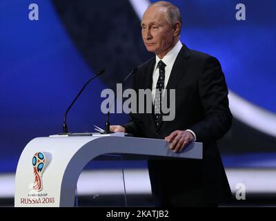 Russlands Präsident Wladimir Putin spricht vor der Endrunde der FIFA-Weltmeisterschaft 2018 im Staatlichen Kreml-Palast am 01. Dezember 2017 in Moskau, Russland, mit dem Publikum. (Foto von Igor Russak/NurPhoto) Stockfoto