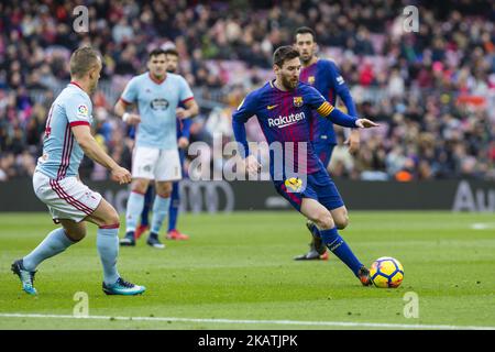 FC Barcelona vor Lionel Messi (10) während des Spiels zwischen FC Barcelona und Celta de Vigo, für die Runde 14 der Liga Santander, spielte im Camp Nou Stadium am 2.. Dezember 2017 in Barcelona, Spanien. -- (Foto von Urbanandsport/NurPhoto) Stockfoto