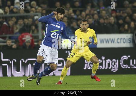 Terrier Martin 20 von Straßburg vies Alves Da silva Daniel 32 von PSG während des französischen Fußballspiels L1 zwischen Straßburg (RCSA) und Paris Saint-Germain (PSG) am 2. Dezember 2017 im Meinau-Stadion in Straßburg, Ostfrankreich. (Foto von Elyxandro Cegarra/NurPhoto) Stockfoto