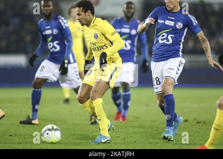 Junior Neymar 10 der PSG während des französischen Fußballspiels L1 zwischen Straßburg (RCSA) und Paris Saint-Germain (PSG) am 2. Dezember 2017 im Meinau-Stadion in Straßburg, Ostfrankreich. (Foto von Elyxandro Cegarra/NurPhoto) Stockfoto