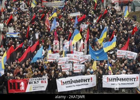 Ukrainer nehmen am "Marsch um Amtsenthebung" in Kiew, Ukraine, am 03. Dezember 2017 Teil. Demonstranten fordern das ukrainische parlament auf, ein Gesetz über die Amtsenthebung des Präsidenten zu akzeptieren. Aktivisten bauten am 17. Oktober 2017 ein Zeltlager vor dem Parlament auf, nach einer groß angelegten Kundgebung, um von den Gesetzgebern zu fordern, den Gesetzentwurf über sofortige politische Reformen wie die Schaffung eines Anti-Korruptionsgerichts, die Ablehnung der Unverletzlichkeit eines Abgeordneten und die Änderung der Wahlgesetze anzunehmen. (Foto von STR/NurPhoto) Stockfoto