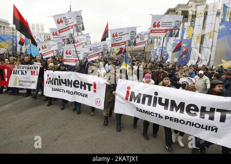 Ukrainer nehmen am "Marsch um Amtsenthebung" in Kiew, Ukraine, am 03. Dezember 2017 Teil. Demonstranten fordern das ukrainische parlament auf, ein Gesetz über die Amtsenthebung des Präsidenten zu akzeptieren. Aktivisten bauten am 17. Oktober 2017 ein Zeltlager vor dem Parlament auf, nach einer groß angelegten Kundgebung, um von den Gesetzgebern zu fordern, den Gesetzentwurf über sofortige politische Reformen wie die Schaffung eines Anti-Korruptionsgerichts, die Ablehnung der Unverletzlichkeit eines Abgeordneten und die Änderung der Wahlgesetze anzunehmen. (Foto von STR/NurPhoto) Stockfoto