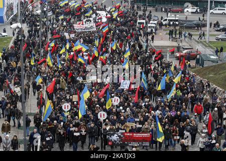 Ukrainer nehmen am "Marsch um Amtsenthebung" in Kiew, Ukraine, am 03. Dezember 2017 Teil. Demonstranten fordern das ukrainische parlament auf, ein Gesetz über die Amtsenthebung des Präsidenten zu akzeptieren. Aktivisten bauten am 17. Oktober 2017 ein Zeltlager vor dem Parlament auf, nach einer groß angelegten Kundgebung, um von den Gesetzgebern zu fordern, den Gesetzentwurf über sofortige politische Reformen wie die Schaffung eines Anti-Korruptionsgerichts, die Ablehnung der Unverletzlichkeit eines Abgeordneten und die Änderung der Wahlgesetze anzunehmen. (Foto von STR/NurPhoto) Stockfoto