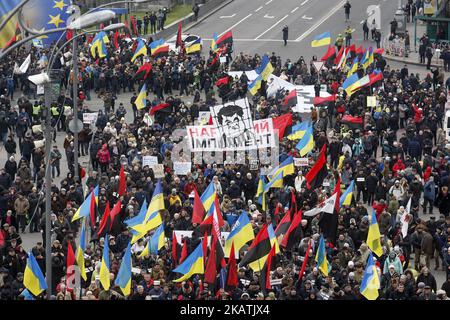 Ukrainer nehmen am "Marsch um Amtsenthebung" in Kiew, Ukraine, am 03. Dezember 2017 Teil. Demonstranten fordern das ukrainische parlament auf, ein Gesetz über die Amtsenthebung des Präsidenten zu akzeptieren. Aktivisten bauten am 17. Oktober 2017 ein Zeltlager vor dem Parlament auf, nach einer groß angelegten Kundgebung, um von den Gesetzgebern zu fordern, den Gesetzentwurf über sofortige politische Reformen wie die Schaffung eines Anti-Korruptionsgerichts, die Ablehnung der Unverletzlichkeit eines Abgeordneten und die Änderung der Wahlgesetze anzunehmen. (Foto von STR/NurPhoto) Stockfoto