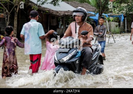 Am 2. Dezember 2017 werden in der indonesischen Provinz Aceh Überschwemmungen durch starke Regenfälle in Nord-Aceh verursacht. Laut dem Bericht Meteorology Climatology and Geophysics (BMKG) besteht das Potenzial für heftigen Regen, begleitet von Blitzen, starken Winden und hohen Wellen, die durch den Sturm von Dahlia im Südwesten Bengkulus verursacht werden und Überschwemmungen, Erdrutsche, Pfützen, starke Winde und umgestürzte Bäume, Java und Sumatra verursachen. (Foto von Fachrul Reza/NurPhoto) Stockfoto