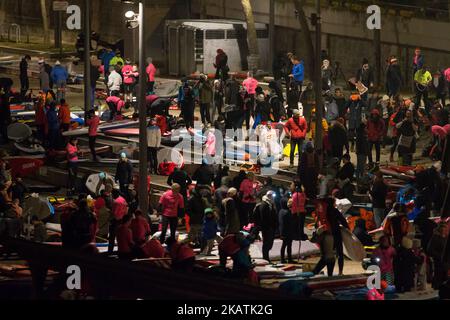 Die Menschen nehmen am Morgenlicht, nahe der Bibliothèque nationale de France, an der Nautic SUP Paris-Kreuzung auf der seine am 3. Dezember 2017 in Paris Teil. Die Nautic SUP Paris Crossing ist das größte Stand Up Paddle-Rennen der Welt und bietet die einzigartige Möglichkeit, die seine entlang am Eiffelturm und anderen Wahrzeichen zu paddeln. (Foto von Michel Stoupak/NurPhoto) Stockfoto